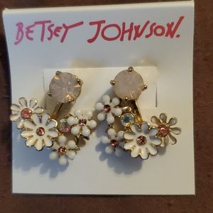 Betsey Johnson pair earrings daisy 🌼